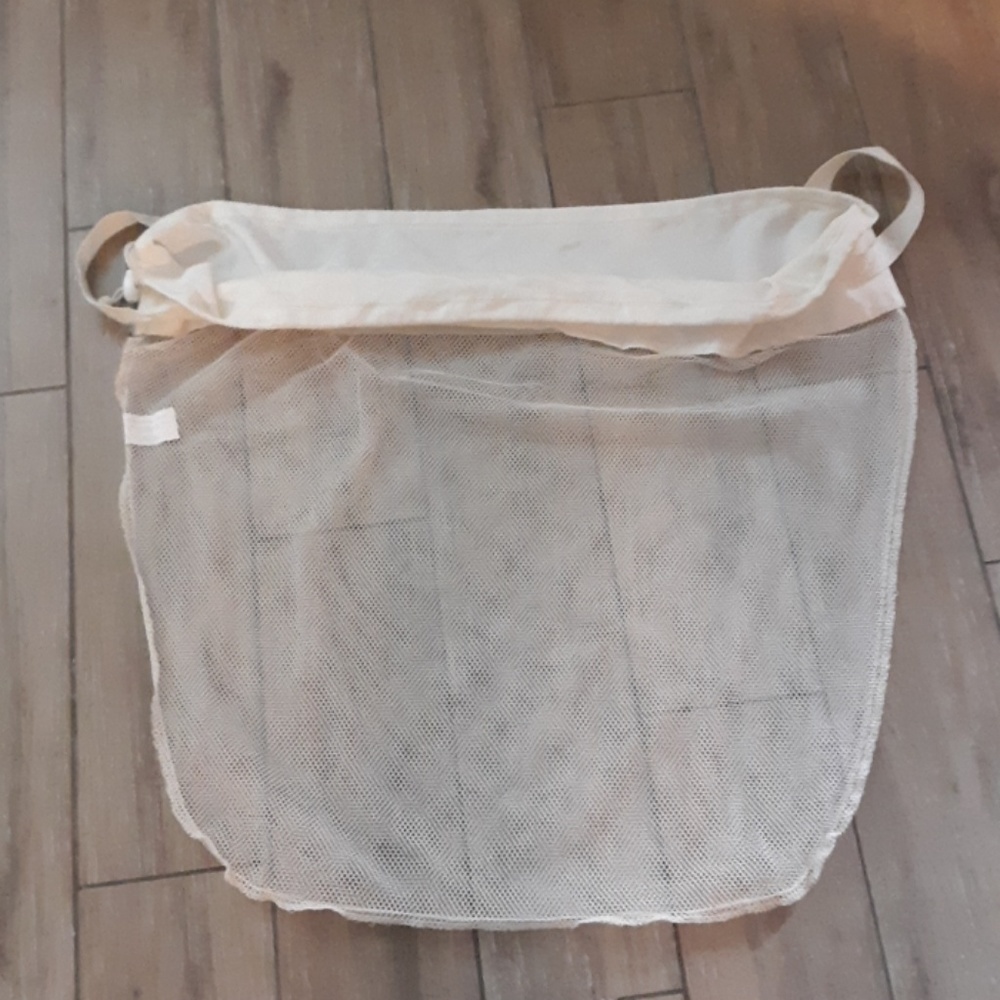 Mesh drawstring laundry bag with handles